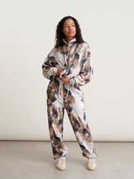 Collegeanorakki mallin päällä