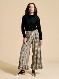 Housuissa s&ouml;p&ouml;t r&ouml;yhel&ouml;t lahkeissa