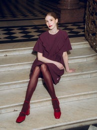 Sukkikset burgundyn s&auml;vyisen mekon kanssa