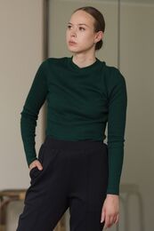 Pitkähihainen paita mallin päällä