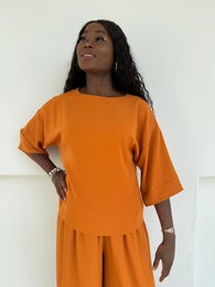 Voit k&auml;ytt&auml;&auml; paitaa kummin p&auml;in vain kaarevalla tai v-p&auml;&auml;ntiell&auml;