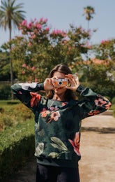 Collegepaidassa kaunis kukkakuosi vihre&auml;ll&auml; pohjalla