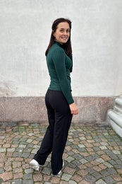 Housut mallin p&auml;&auml;ll&auml; takaa