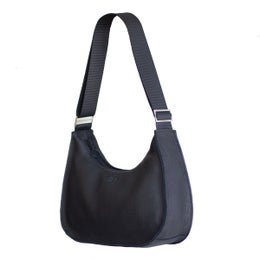 Laukussa s&auml;&auml;dett&auml;v&auml; olkahihna